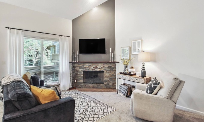 Overland Park Eigentumswohnung | Overland Park Condo, Close to Lakes & Parks!