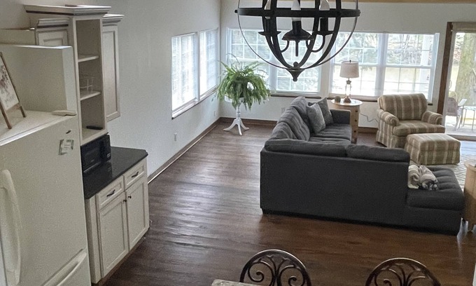 Austinburg Haus | Overlook the beauty of The Grand River