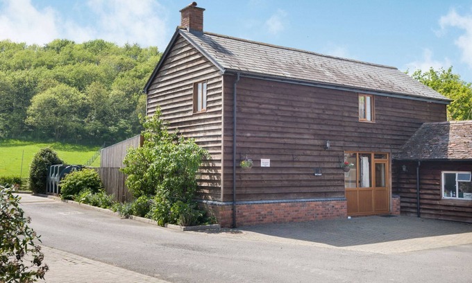 Woolhope Hütte | OWL BARN, pet friendly, with hot tub in Woolhope