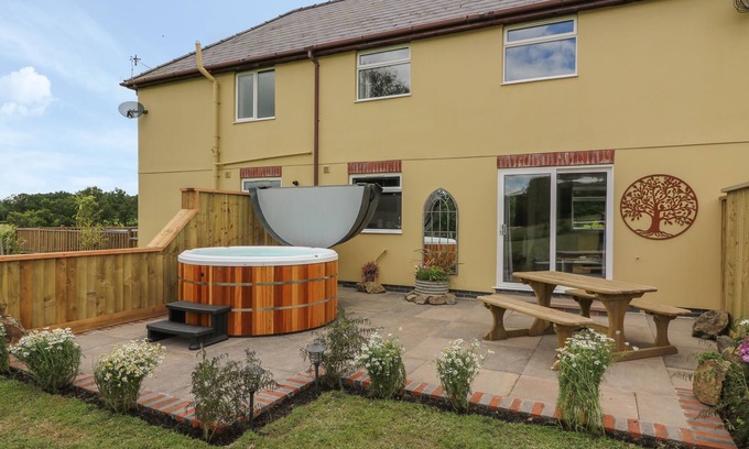 Disserth and Trecoed Haus | Owl Cottage, LLANDRINDOD GUT