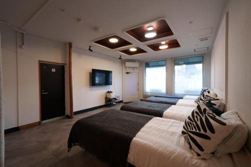 Gifu Wohnung | oyadoya gifu kinryu 岐阜駅徒歩10分 デザイナーホテル 大人数貸切 最大7名 駐車場2台有り