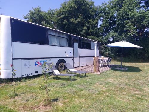 Arcomps Sonstige | Pépère, bus aménagé dans camping à la ferme