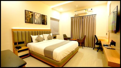 Indore Haus | P A R K Guest House ! Premium Rooms With Family Retreat