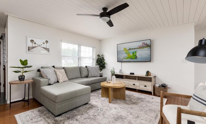 Walsingham Haus | Palm House~Heated Pool~8 min to Beach