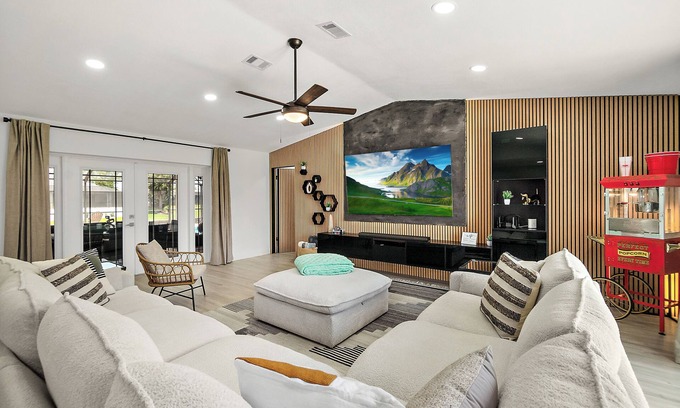 Palm Harbor Haus | Palmasis Oasis - A Picturesque Luxury waterfront Getaway