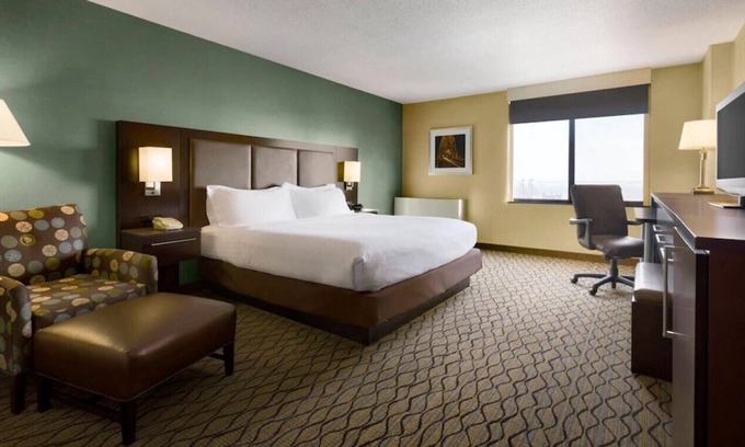 Downtown - Waterfront Haus | Pamper Yourself in a Luxurious Escape! W/ WiFi