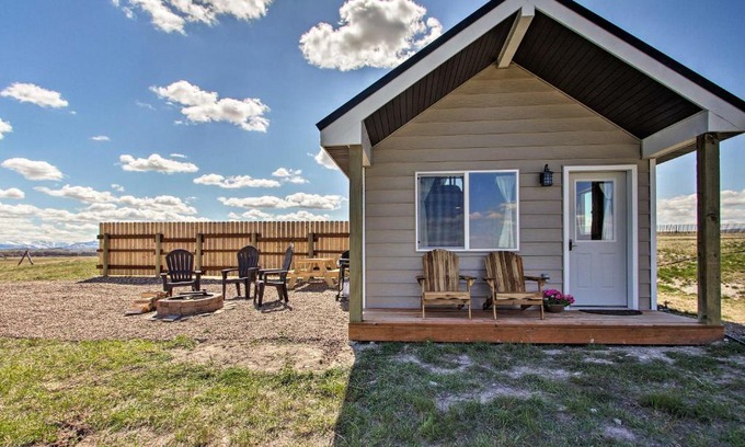 Augusta Haus | Pano Views! Custom Cabin on Rocky Mountain Front