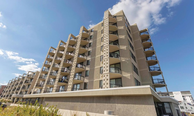 Sussex County Eigentumswohnung | Panoramic Oceanfront Condo w/ Balcony & Pool – Walk to Boardwalk Fun!