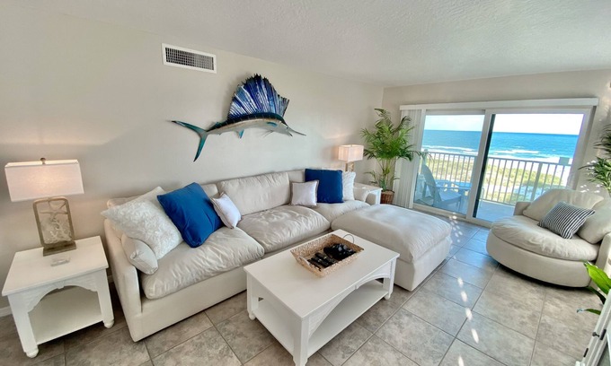 Cocoa Beach Eigentumswohnung | Panoramic oceanfront condo with rain shower, wifi, and dog-friendly