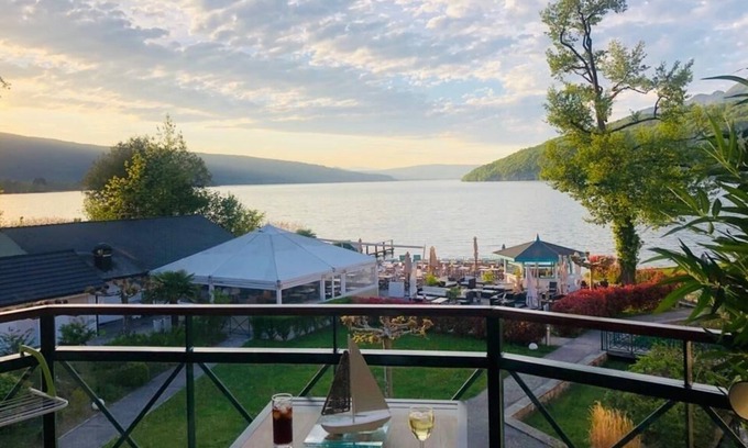 Duingt Wohnung | Panoramablick Segelbucht Füße im Wasser ANNECY DUINGT LAKE