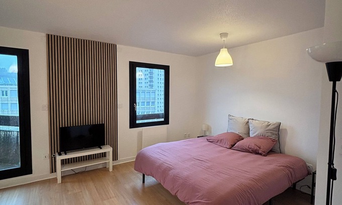 Teilhard Wohnung | Panoramic view of Clermont-Fd with king-size bed