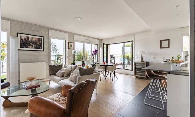 Levallois-Perret Wohnung | Panoramic Wonder, by Veeve