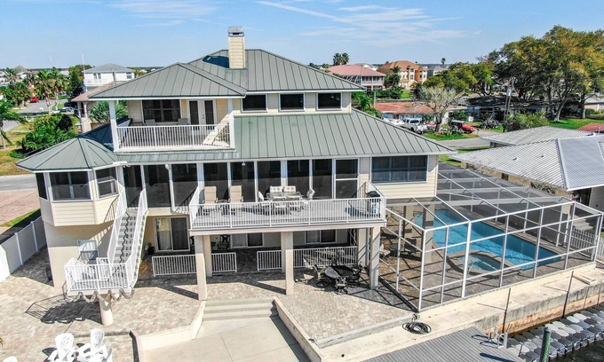 Spring Hill Haus | LUXUXHAUS, 4-Bett, 5 Badezimmer, Pool, am Golf, Aufzug, DOCK, "The Oasis"