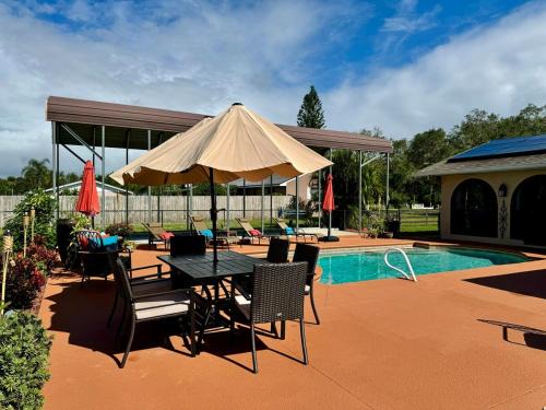 Port Malabar Haus | Paradise at Peaceful in Palm BayTiki Bar Pool Spa 4 Bedroom 2 Full Bathrooms 2 half Bathrooms