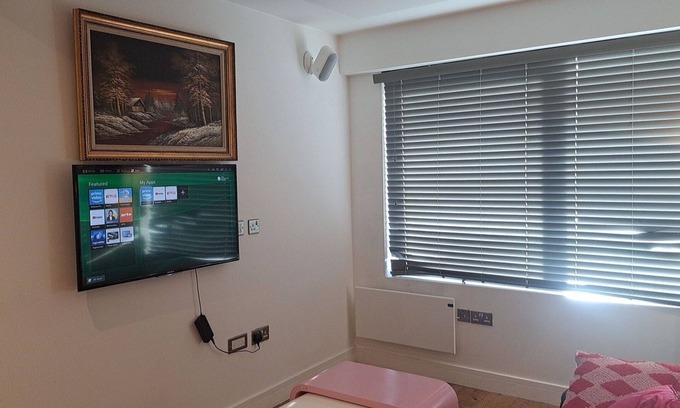 Bracknell Wohnung | PARADISE - AWAY - FROM - HOME. 6 minutes walk to the train and bus station, etc.