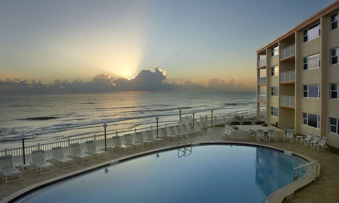 Satellite Beach Eigentumswohnung | Paradise Beach Club by Happy Palm Stays