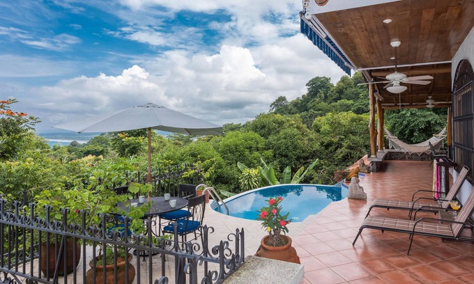 Manuel Antonio Haus | Paradies gefunden! Tropischer Kurzurlaub mit Blick auf das Meer, den Dschungel und den Sonnenuntergang.