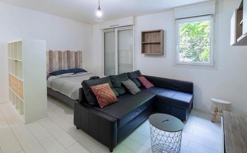 Bezons Wohnung | Parisian Chic & Spacious Studio with Parking