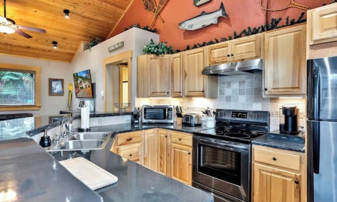 Kellogg Haus | Park Ave on the Hill w/ new Hot Tub