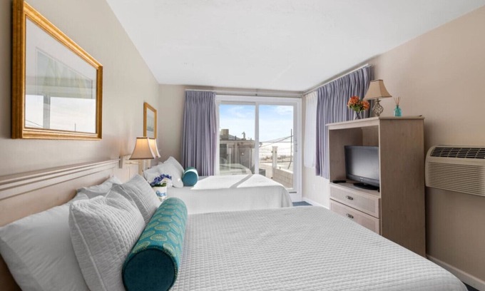 Falmouth Heights Eigentumswohnung | Spacious 2 Double Bed Suite w/ Ocean Deck