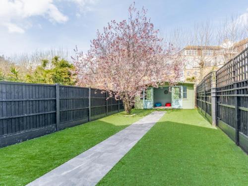 Southend-on-Sea Haus | Pass the Keys 4-Bedroom Seafront House in Southend Sea Views