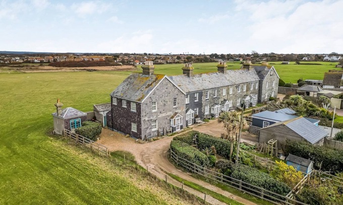 Selsey Haus | Pass the Keys | Charming Old Coastguards Cottage