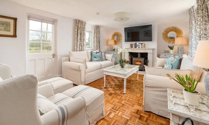 Ware Haus | Pass the Keys | Charming 4 Bed Cottage in Herts Countryside