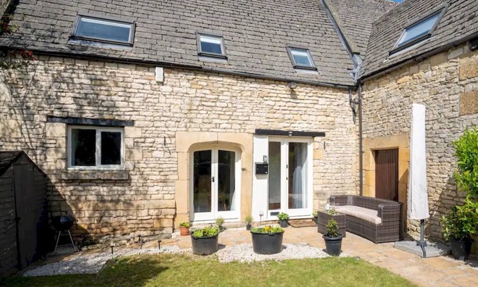 Cheltenham Haus | Pass the Keys | Converted 17th century barn with garden parking