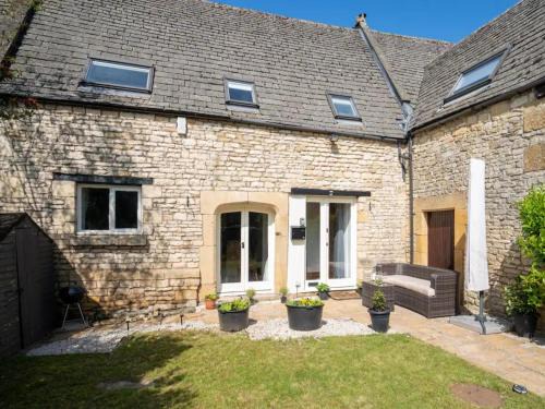Cheltenham Haus | Pass the Keys Converted 17th century barn with garden parking