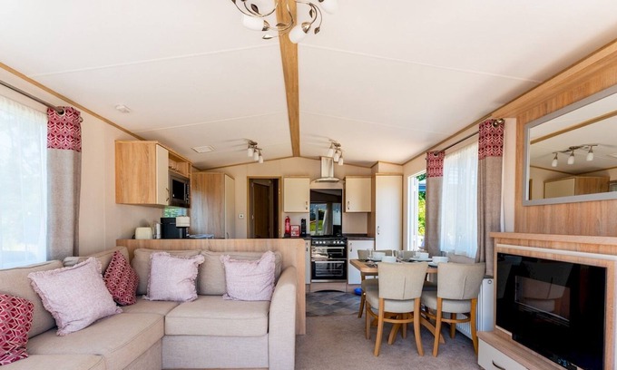 Wimborne Haus | Pass the Keys | Delightful 2 bedroom caravan with parking