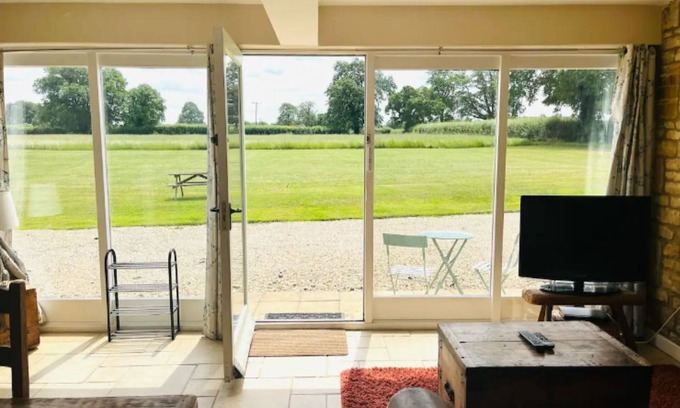 Bourton-on-the-Hill Haus | Pass the Keys | Hare Cottage wonderful views and parking