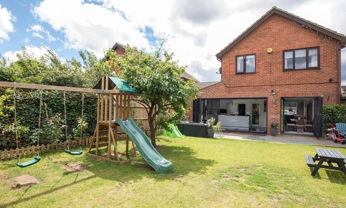 Old Windsor Haus | Pass the Keys | Gorgeous Family Home Near River Thames-Old Windsor