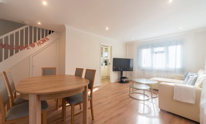 Worcester Park Haus | Pass the Keys | Stylish 2 Bedroom Family Home