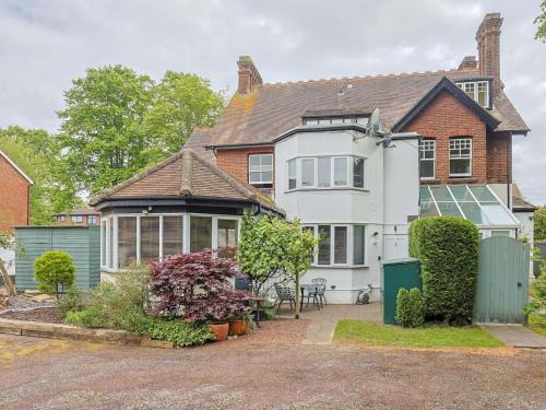 Bray on Thames Haus | Pass the Keys Spacious 1-bed Flat with Parking near River Thames