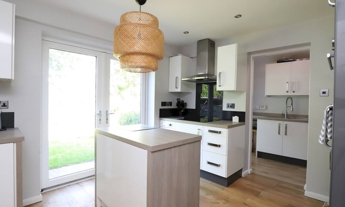 Oxford Haus | Pass the Keys | Spacious 5BR Garden Home - 2 x Parking - Oxford