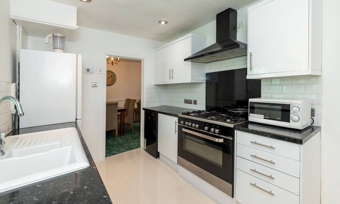 Tilehurst Haus | Pass the Keys | Spacious & Fabulous 3 BDR Family House