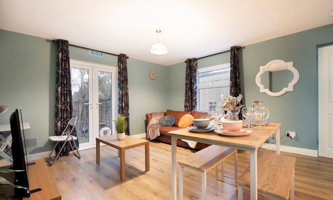 Woodcote Wohnung | Pass the Keys | Stylish Flat with Free Parking