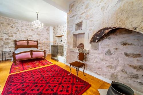 Krouson Haus | Paternal Shelter Alexander