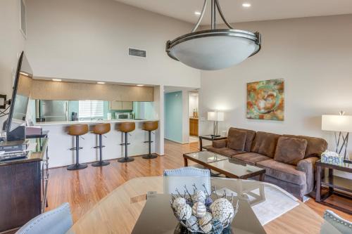Palm Desert Wohnung | Patio, Grill and Pool Access Palm Desert Retreat!