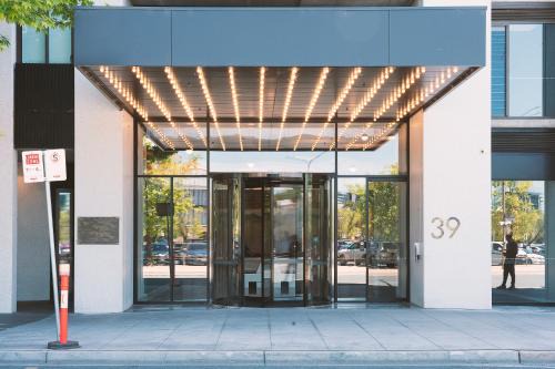 City West Wohnung | Patio Mt view 1BR apt in CBD near ANU and museum with free parking and WiFi