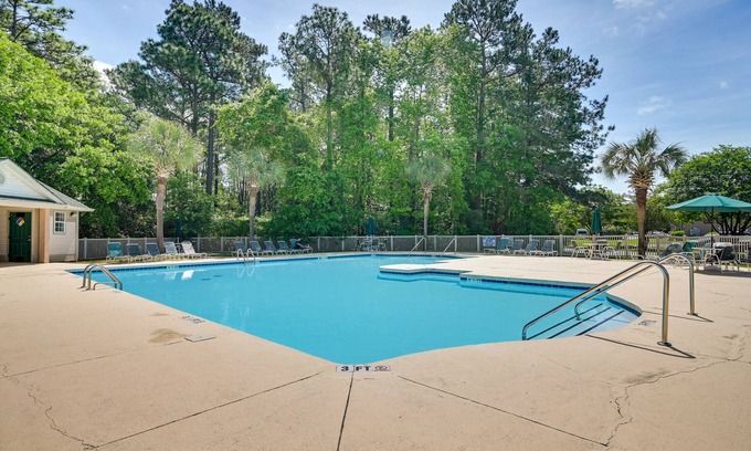 Pawleys Island Eigentumswohnung | Pawleys Island Condo w/ Screened Porch + Golfing!