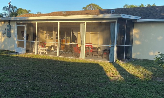 Sebastian Highlands Haus | Peace and Privacy at Rest-awhile in Sebastian! 10 minutes to beaches!