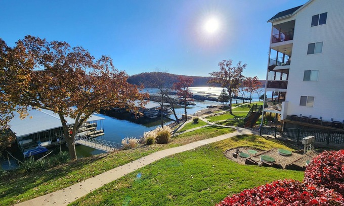 Kaiser Eigentumswohnung | Peaceful 1st floor lakeside condo minutes from Osage Beach and Ozark State Park