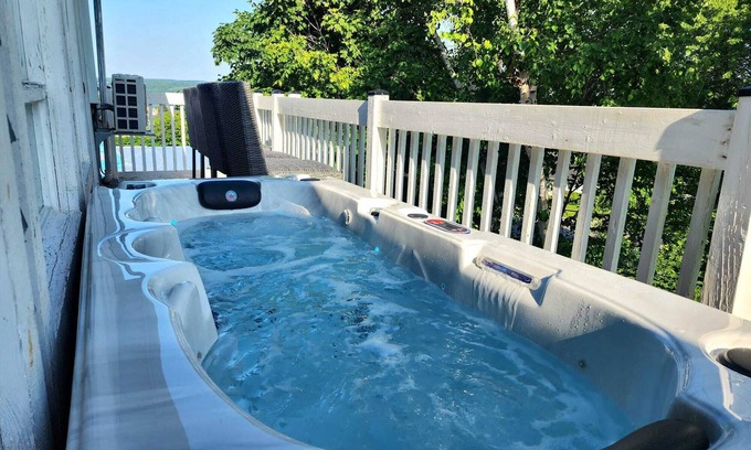 Quartier 5-4 Wohnung | Peaceful CityView Hot Tub| 2 Parking | EV Charger