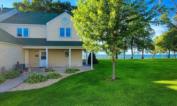 Onamia Haus | Peaceful End-Unit With Panoramic Lake Views! Perfect For All Seasons!
