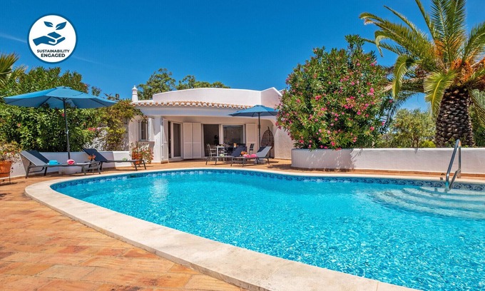 Monte Raposo Villa | CHARMING COUNTRYSIDE VILLA, 2 BEDROOM, FREE WI-FI, A/C, STUNNING GARDEN & VIEWS