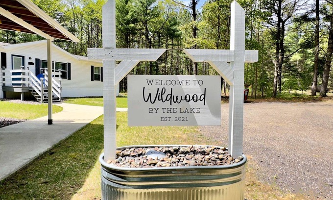 Mauston Haus | Peaceful home w/ 3 seasons clubhouse - 1/2 mile from Castle Rock Lake, 2 dogs OK