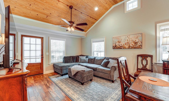 Rome Haus | Peaceful Home w/Porch & Yard, 5 Mi to Rome!