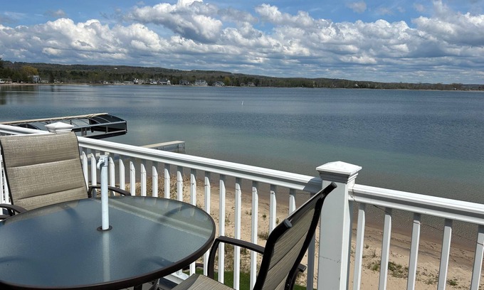 Onekama Eigentumswohnung | Peaceful lake front condo