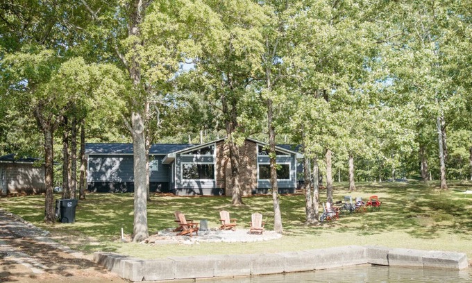 Cedar Bluff Haus | Peaceful Lakefront Cottage on 2.5 Acres, Newly-renovated, Sleeps 5 Guests, Private Boat Launch, Walcox Point